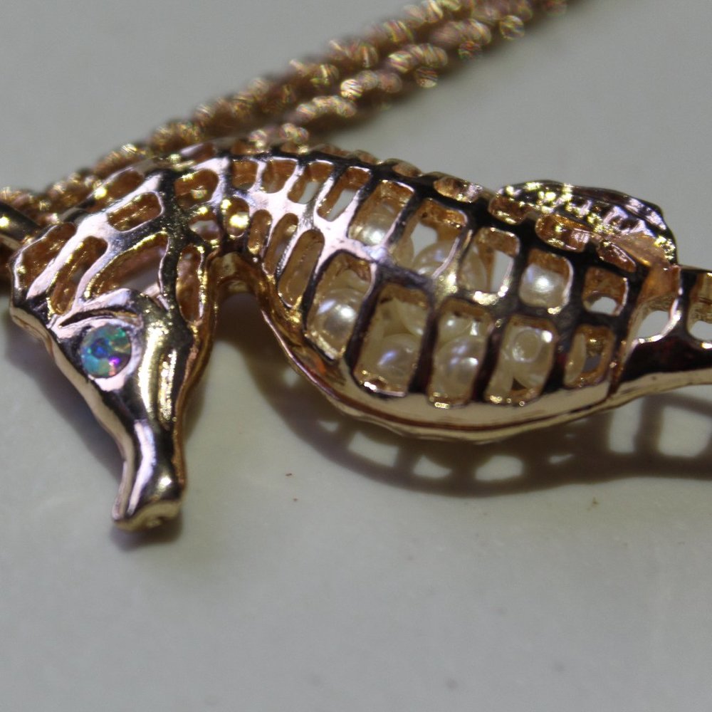 NWOT Beautiful sea horse necklace with white beads inside. - Picture 4 of 8